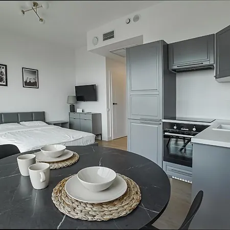 Hanza Tower Apartment *